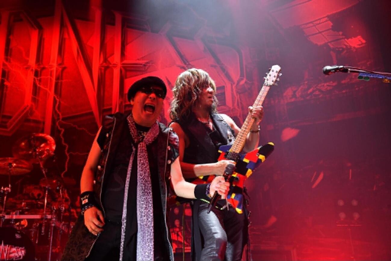 45周年記念ツアーChapter3「LOUD CRAZY LOUD」最終公演を行ったLOUDNESS二井原実（左）と高崎晃（野田雅之氏撮影）