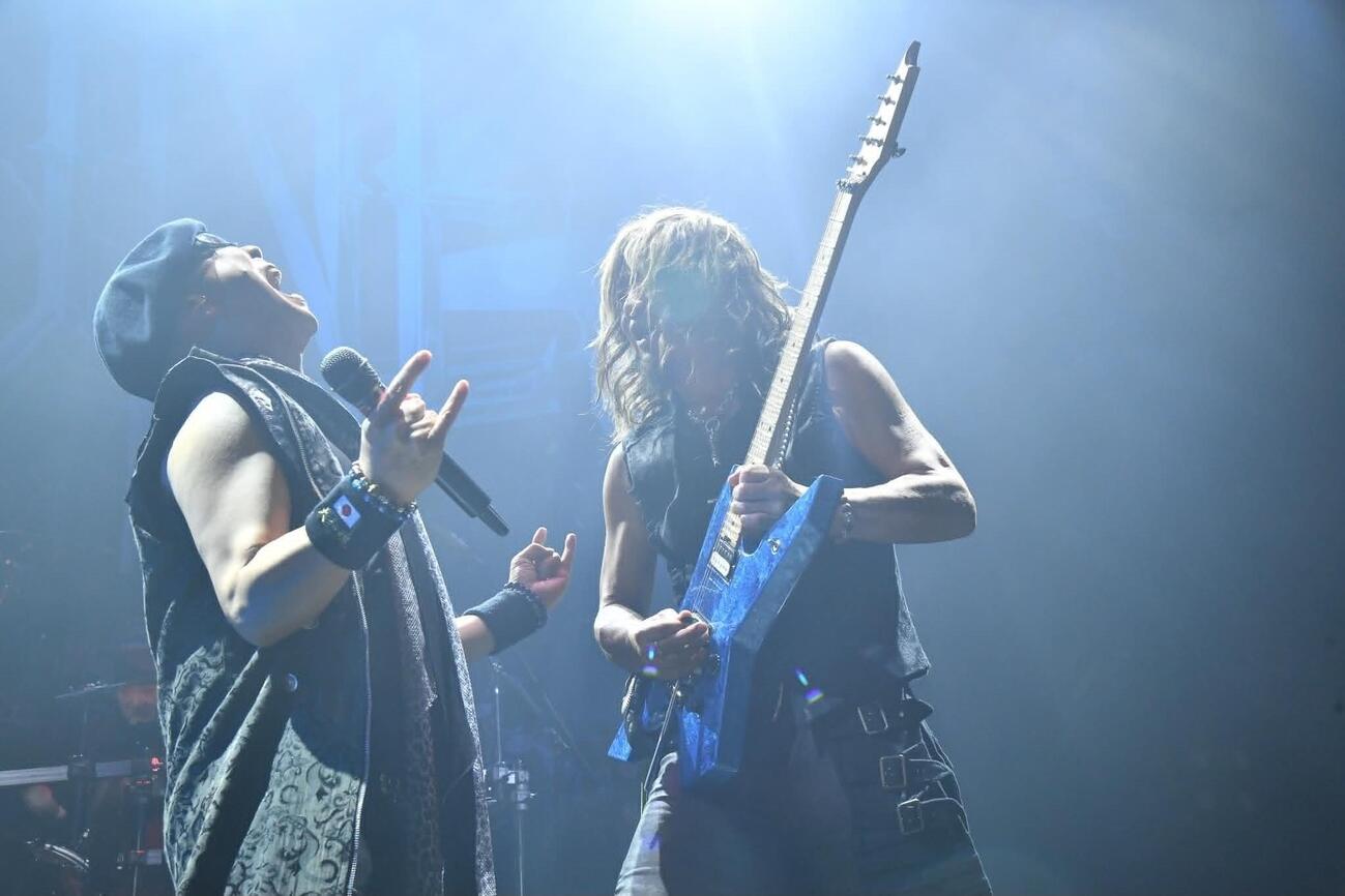 45周年記念ツアーChapter3「LOUD CRAZY LOUD」最終公演を行ったLOUDNESS二井原実（左）と高崎晃（野田雅之氏撮影）