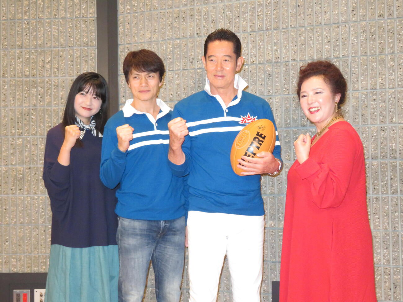 ドラマ「泣き虫先生の7年戦争　スクール☆ウォーズ」DVDボックス発売記念同窓会イベント　ラガーシャツ姿で登場した山下真司（左から3人目）。左から伊藤かずえ、松村雄基、1人おいて麻倉未稀（19年8月24日）
