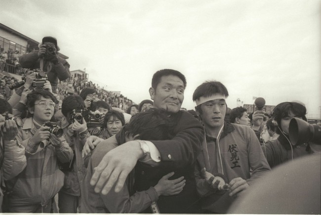 81年1月7日　第60回全国高校ラグビー大会　初優勝した京都府代表伏見高校の山口良治監督は選手と抱き合う
