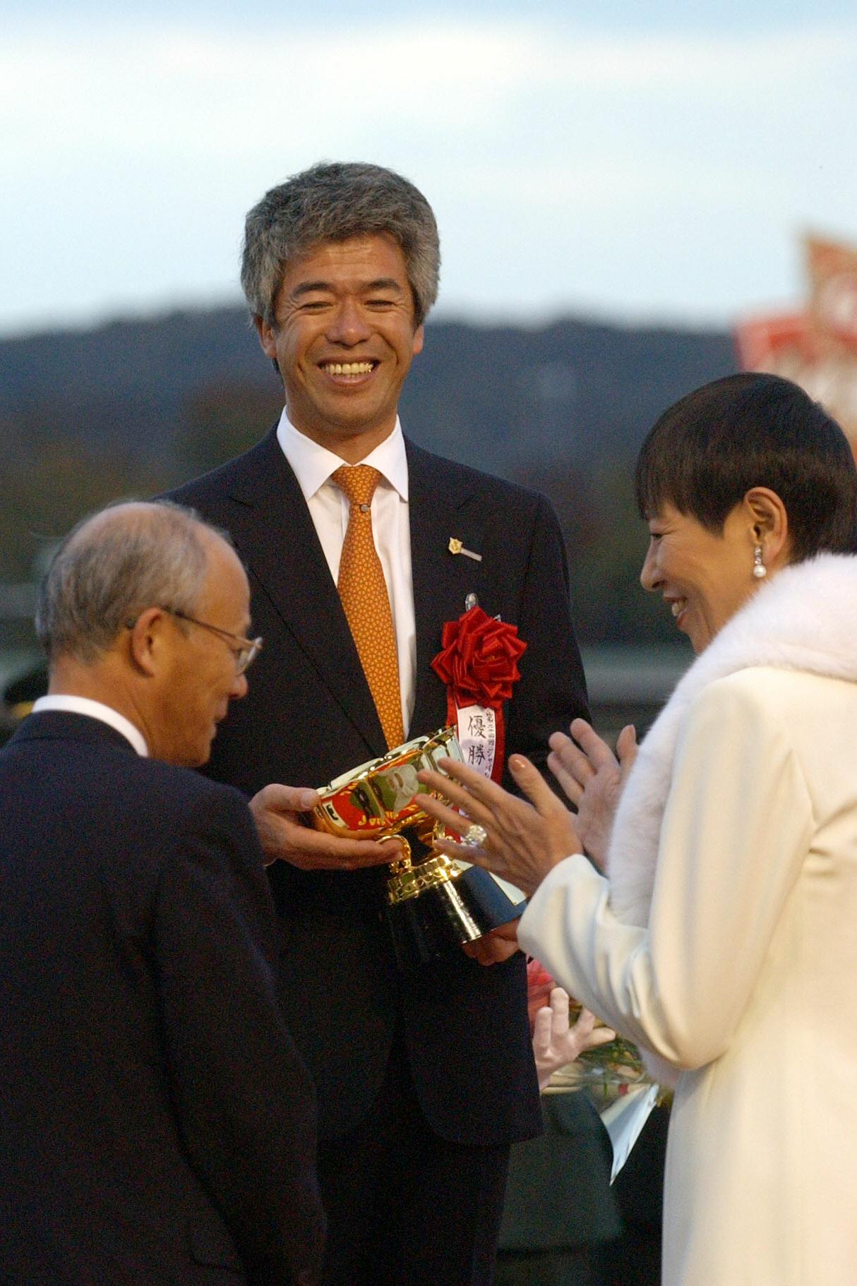 04年、ジャパンカップを制したゼンノロブロイの藤沢和雄調教師を祝福する和田アキ子