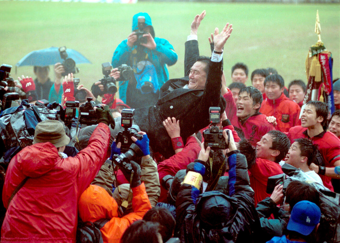 2001年1月7日　山口良治総監督を胴上げして大喜びの伏見工フィフティーン