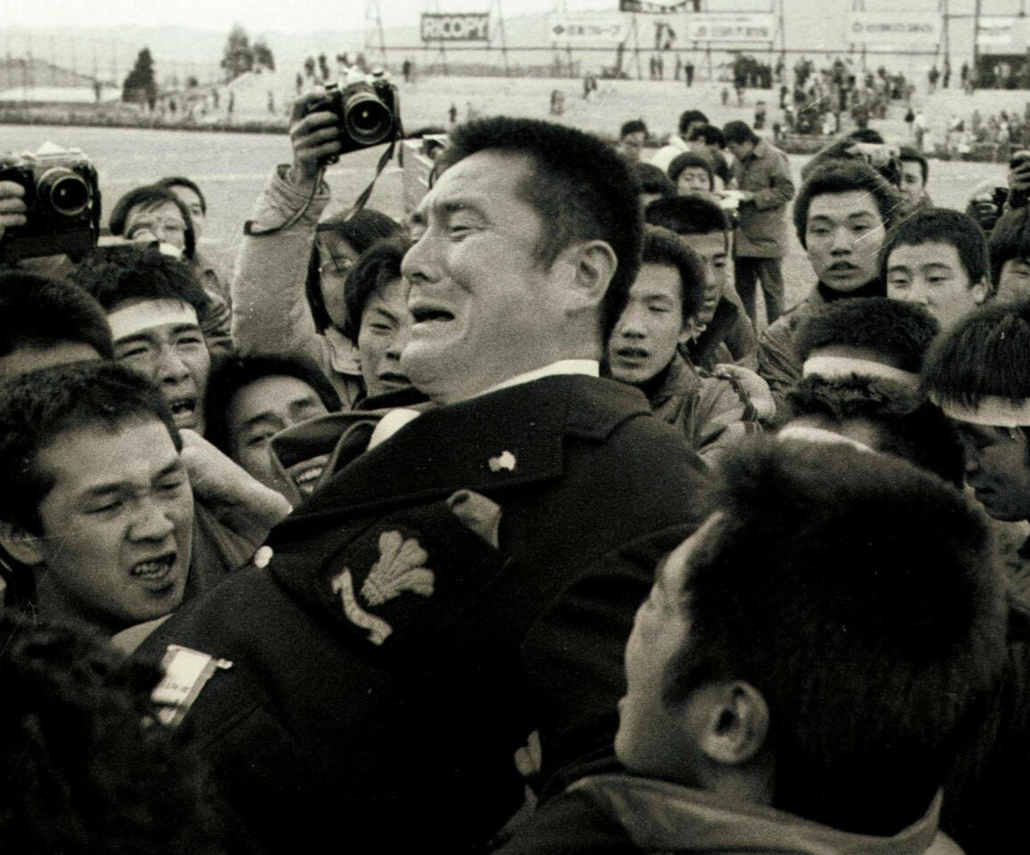 1981年1月7日、第60回全国高校ラグビー大会・決勝　伏見工対大工大高　優勝した伏見工の山口良治監督は泣きながらフィフティーンに胴上げされる