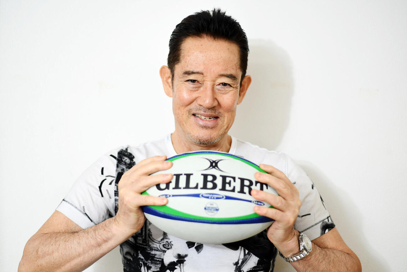 ラグビーボールを手に力強い表情を見せる山下真司（19年4月撮影）