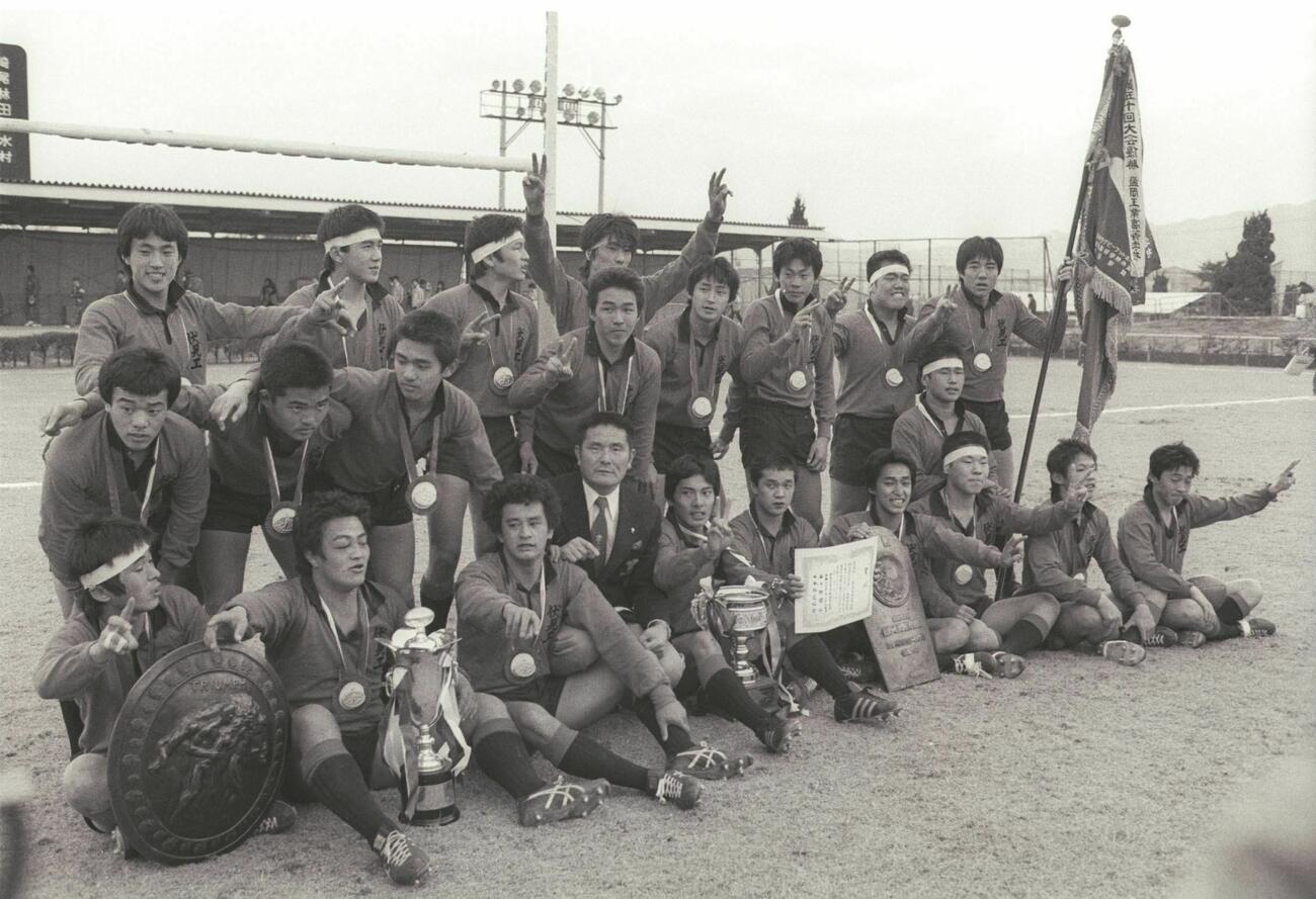 1981年1月7日　初優勝した京都付代表・伏見工は記念撮影におさまる。中央は山口良治監督
