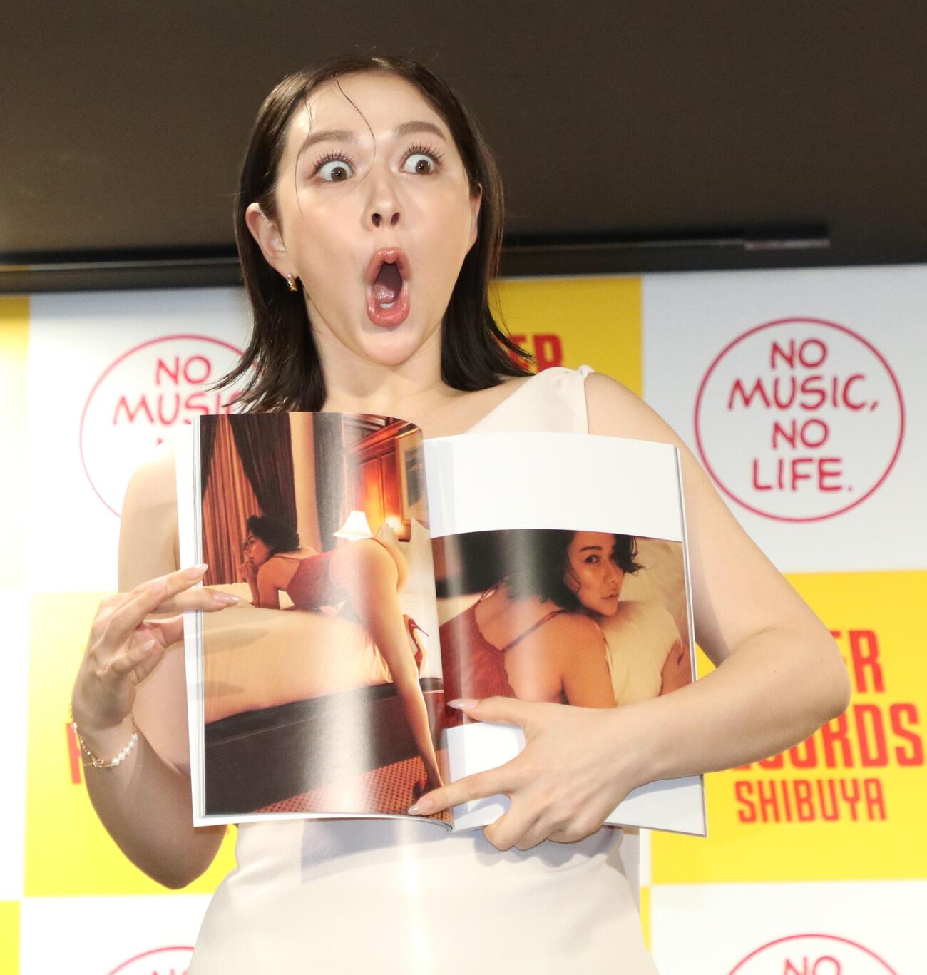 村重杏奈写真集「あんな」発売記念会見　驚いた表情を見せる村重杏奈（撮影・会田京叶）
