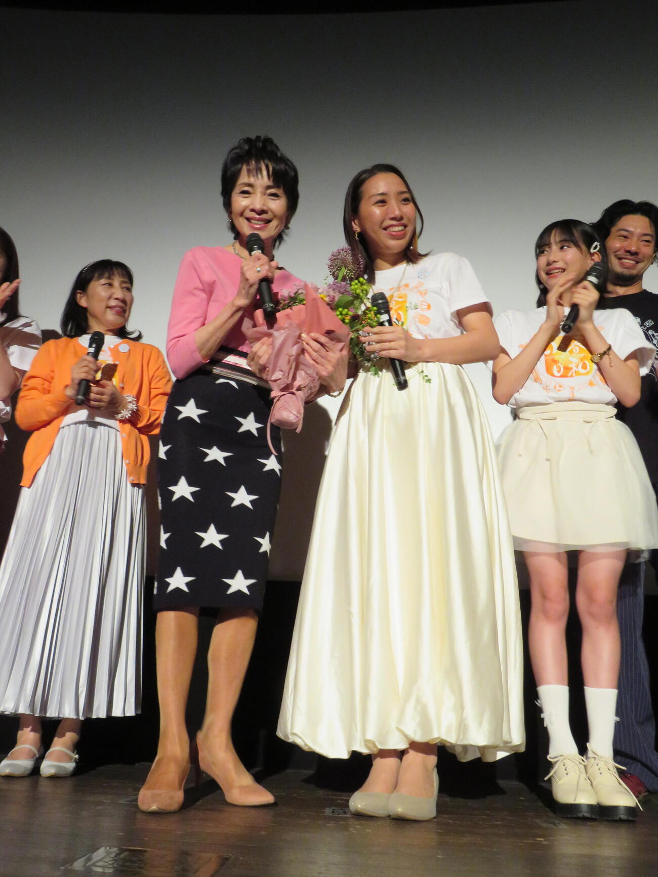 映画「小春日和～Indian Summer～」公開記念舞台あいさつに登壇した、左から楠部知子、由美かおる、水村美咲、千原ゆら、あっぱれ北村（撮影・村上幸将）