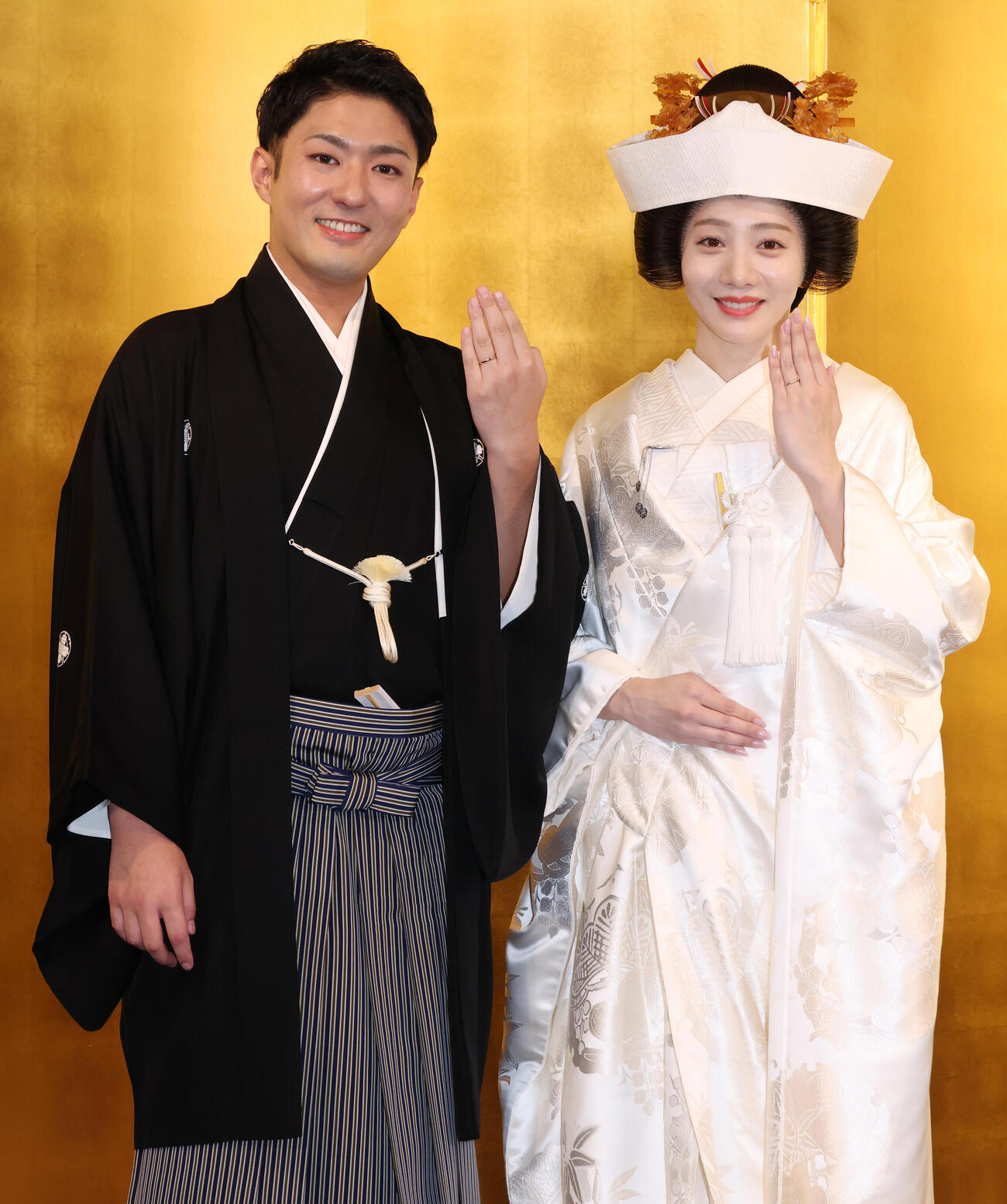 挙式を終え笑顔で写真に納まる中村橋之助（左）と能條愛未夫妻（撮影・中島郁夫）
