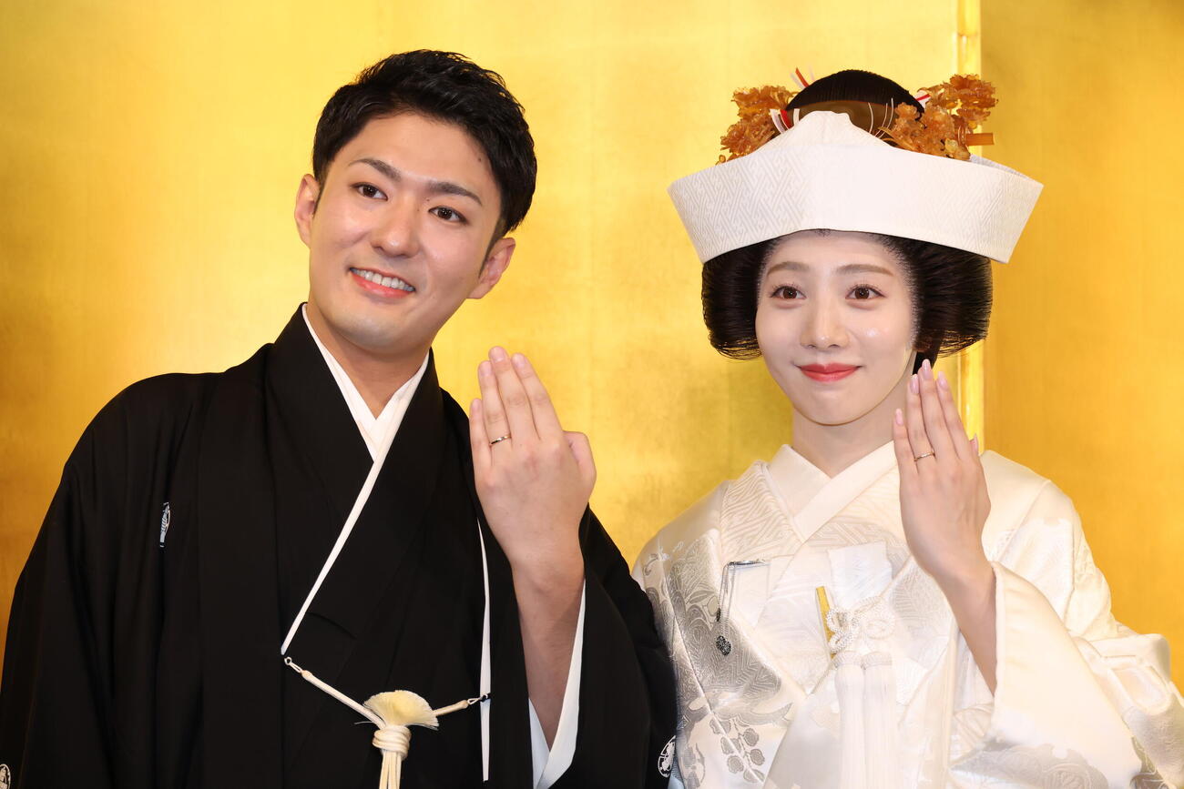 挙式を終え会見を行う中村橋之助（左）と能條愛未夫妻（撮影・中島郁夫）