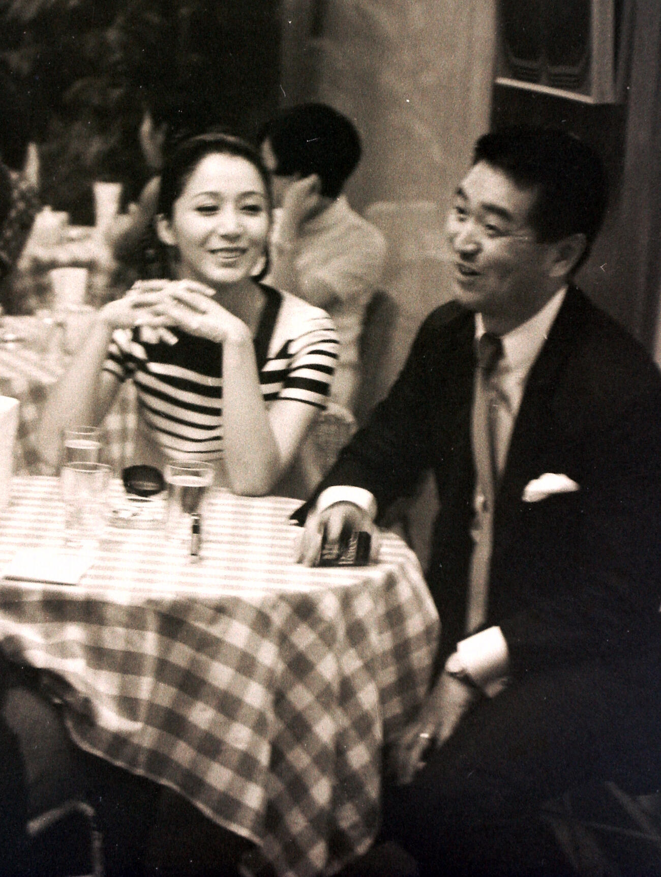 レストランで談笑する岩下志麻（左）と篠田正浩監督（1968年撮影）