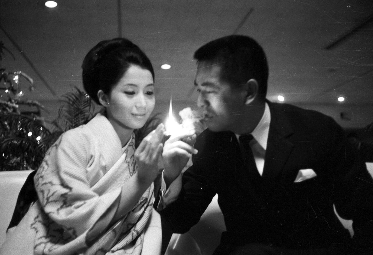 67年、妻の岩下志麻（左）からたばこに火をつけてもらう篠田正浩監督