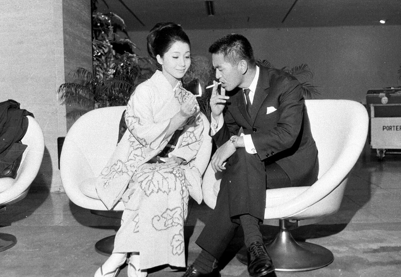 夫の篠田正浩監督のたばこに火を点ける岩下志麻