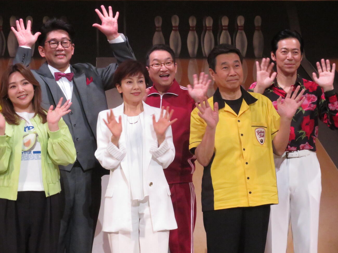 「熱海五郎一座」出演の前列右から三宅裕司、沢口靖子、野呂佳代、渡辺正行、後列右から東貴博、春風亭昇太、ビビる大木、小倉久寛、深沢邦之