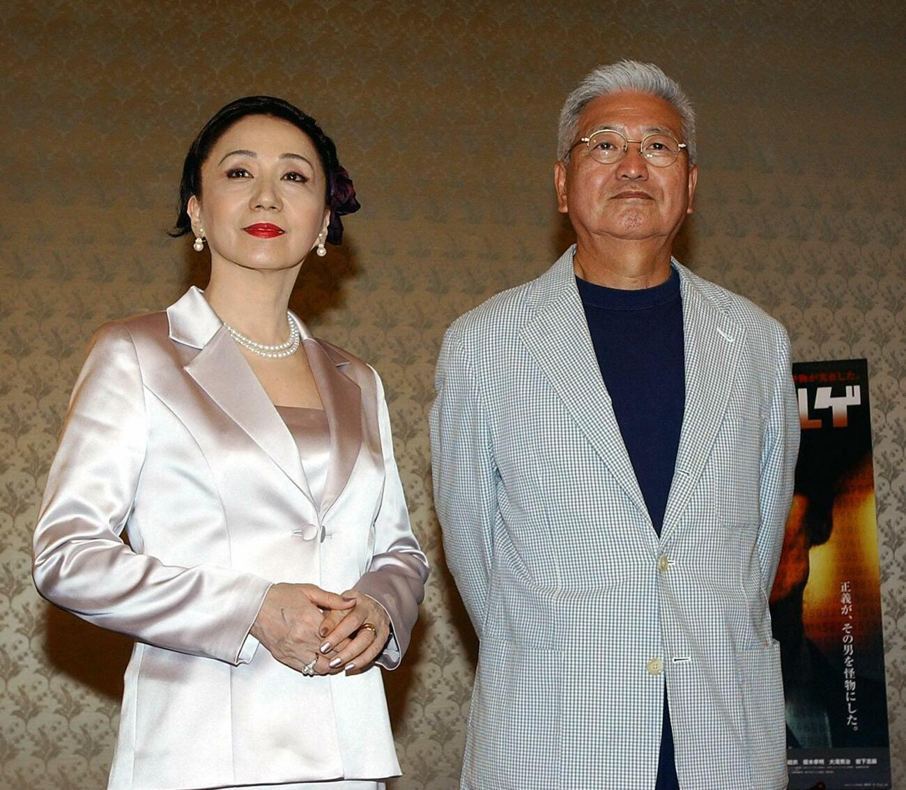 監督ラストフィルムとなる映画「スパイ・ゾルゲ」のキャンペーンが大阪で行われ、記念写真に納まる篠田正浩監督と出演女優であり妻でもある岩下志麻（2003年5月撮影）
