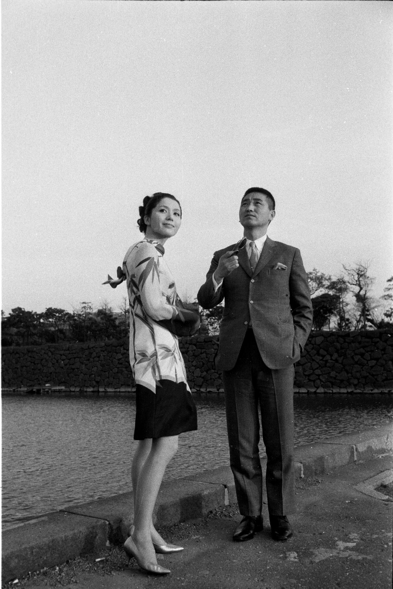 1967年3月3日京都の臨済宗大徳寺内の子院、高桐院で挙式した篠田正浩監督と岩下志麻。結婚から1カ月あわただしい中にも、やっとホッとしたひと時が（1967年4月撮影）