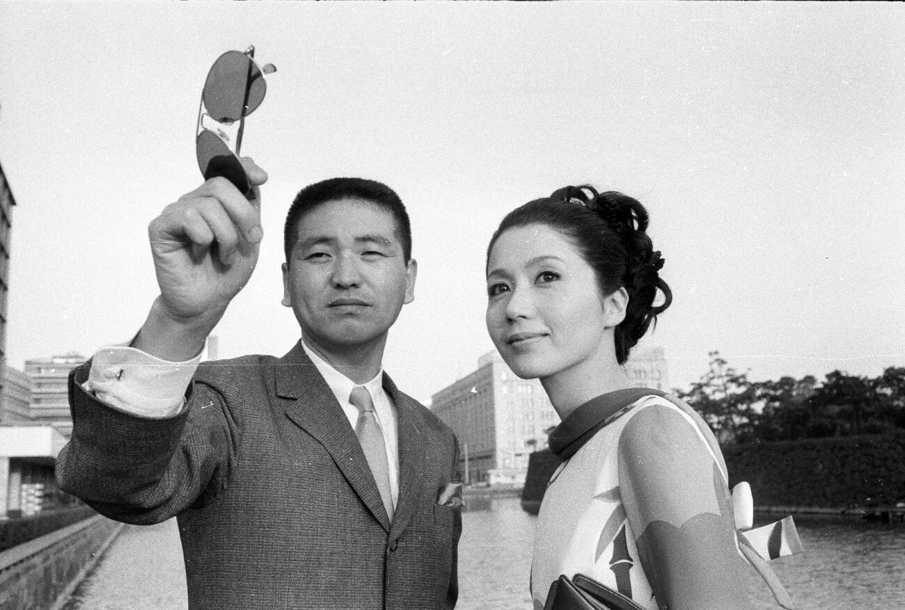 映画「心中天網島」の構想を練る結婚1カ月の篠田正浩監督、妻の岩下志麻夫妻（1967年4月撮影）