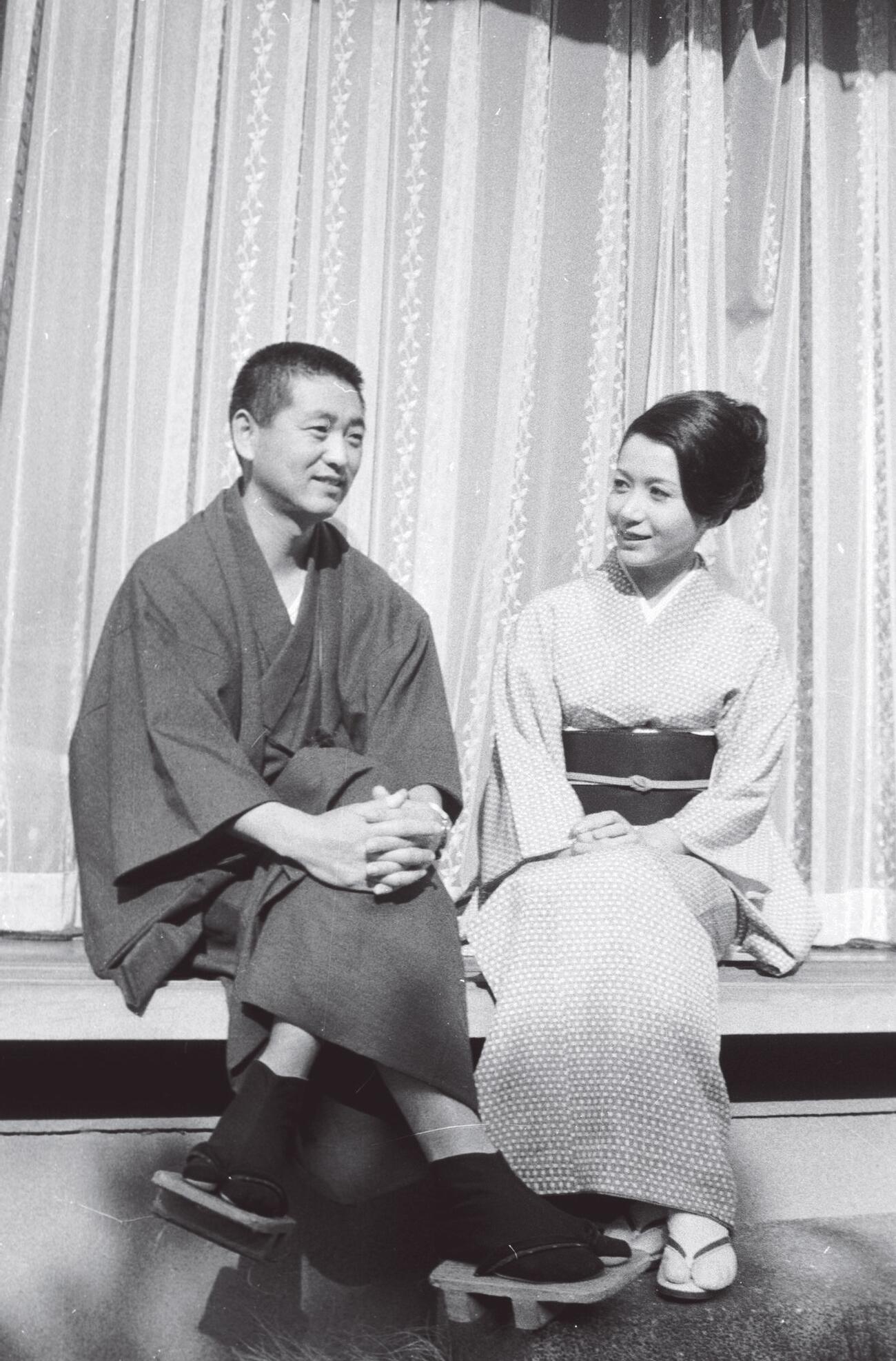 67年11月、妻の岩下志麻と自宅でくつろぐ篠田正浩監督