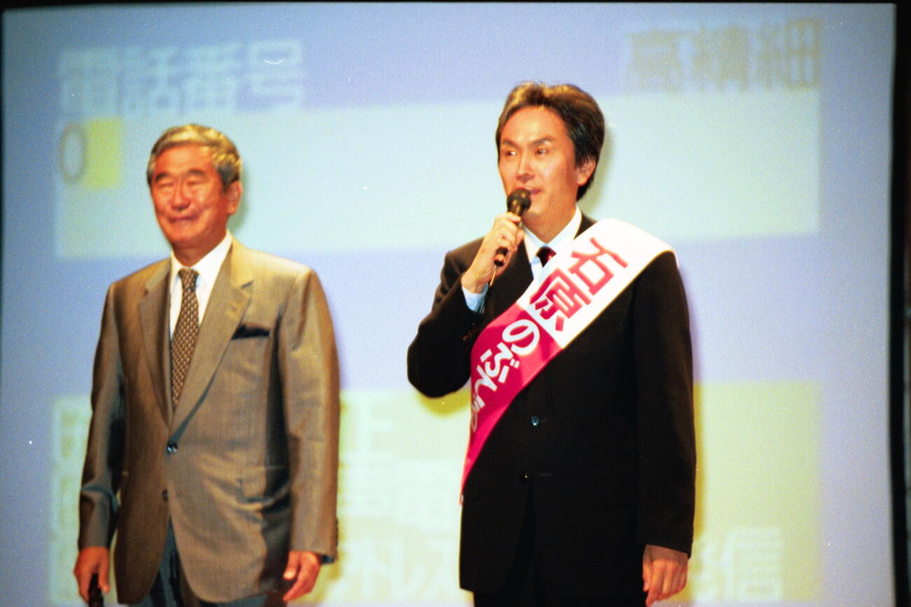 第42回衆議院総選での石原慎太郎都知事と石原伸晃氏（右）（2000年6月撮影）