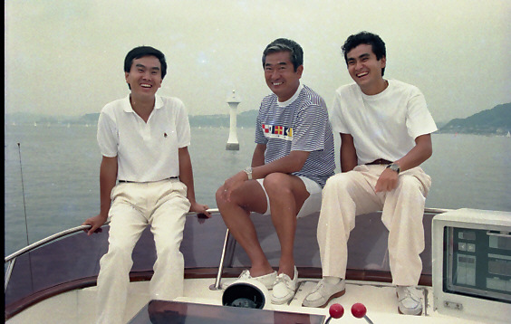 89年8月、ヨットの上で写真に納まる石原慎太郎氏（中央）。左は長男伸晃氏、右は次男良純氏