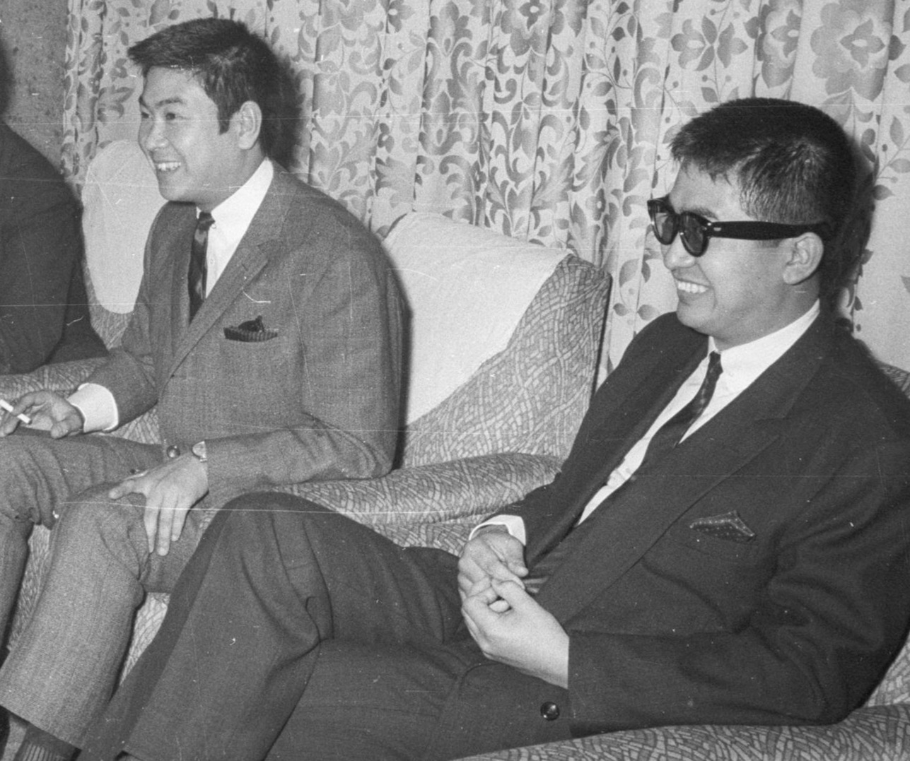 62年、石原プロモーション設立を発表する石原裕次郎。右は兄・慎太郎氏