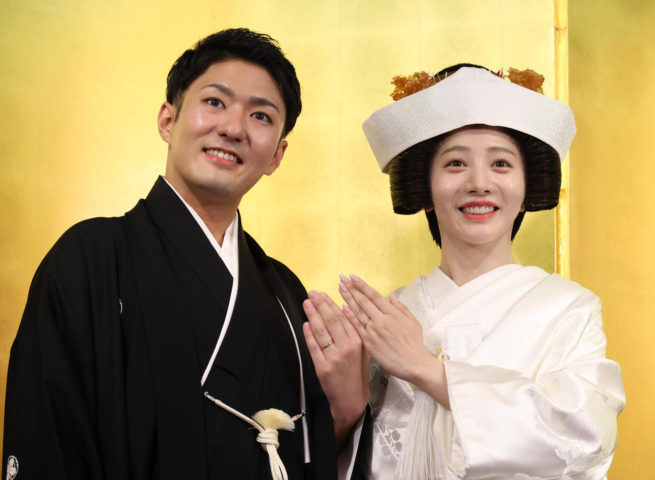 挙式を終え会見を行う中村橋之助（左）と能條愛未夫妻（撮影・中島郁夫）