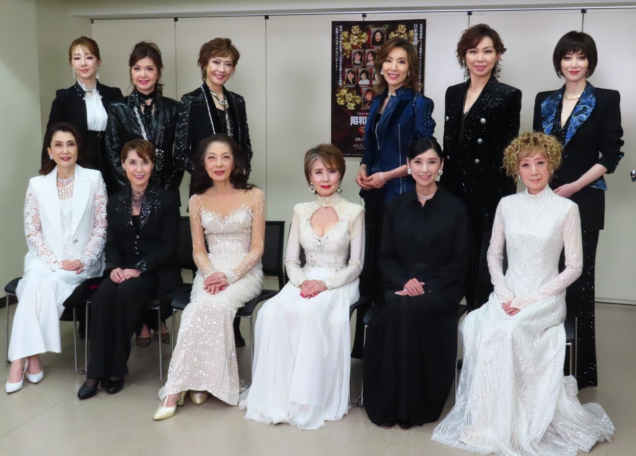 「昭和ゴールデンHITS 100 in Orchestra」に出演した宝塚歌劇団OG。前列左から一路真輝、剣幸、麻実れい、小柳ルミ子、黒木瞳、涼風真世、後列左から紅ゆずる、彩輝なお、姿月あさと、真琴つばさ、湖月わたる、凰稀かなめ