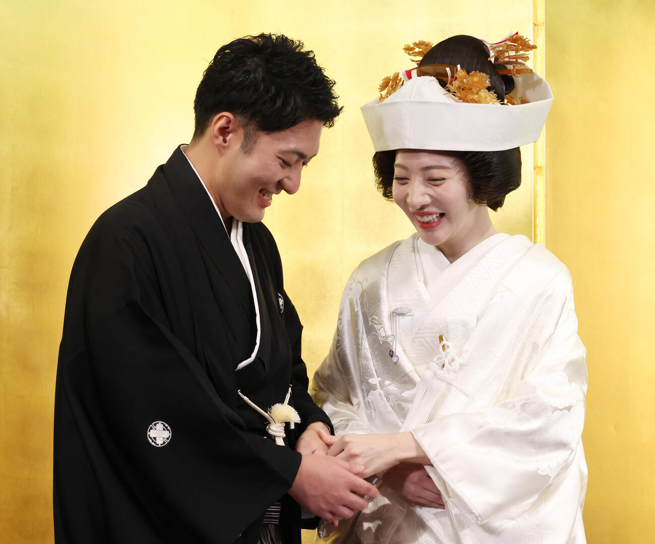 挙式を終え会見を行う中村橋之助（左）と能條愛未夫妻（撮影・中島郁夫）