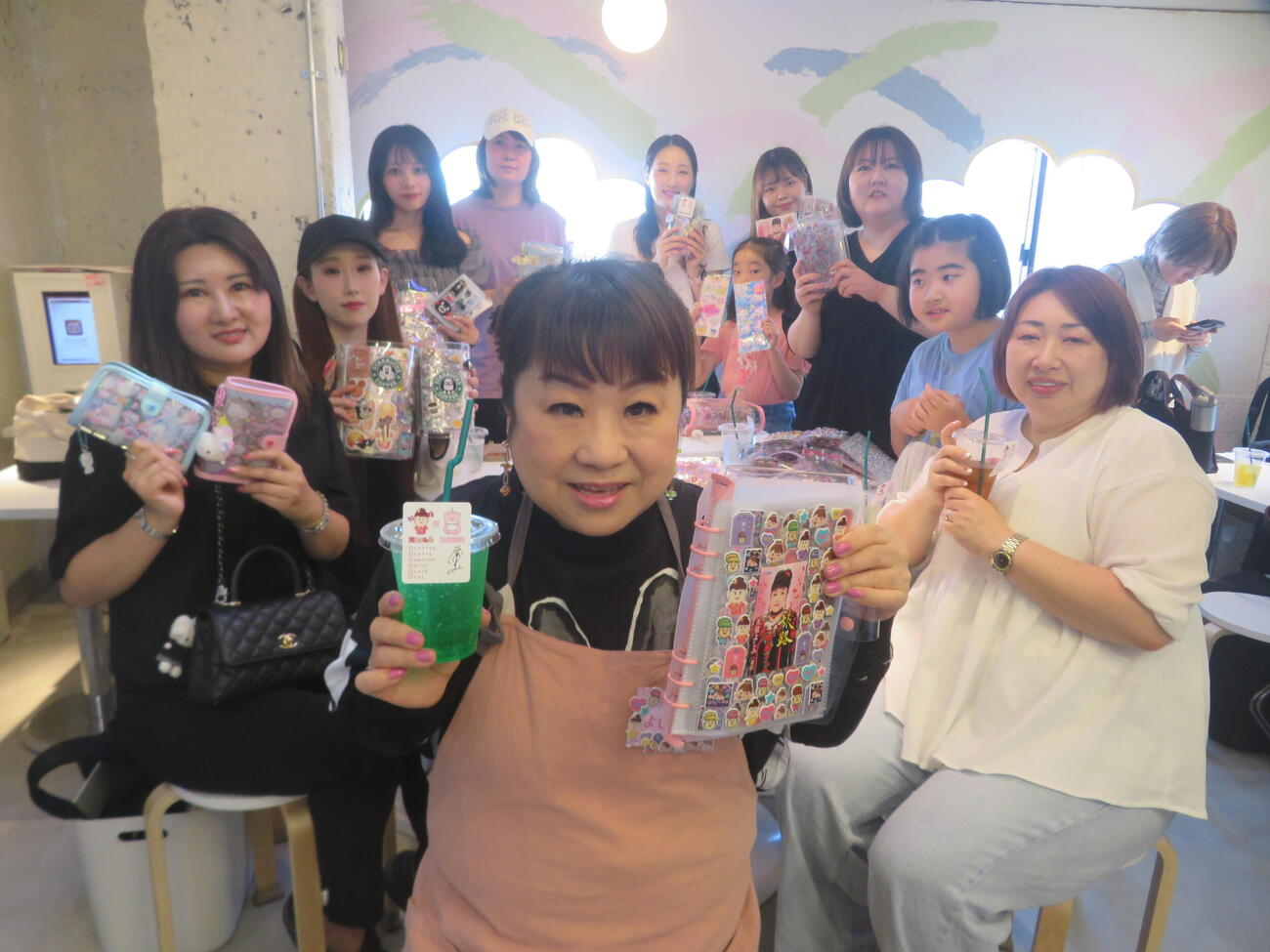 シール交換カフェ「しぇあぷく原宿店」一日店長を務めた天童よしみ（中央）（撮影・川田和博）