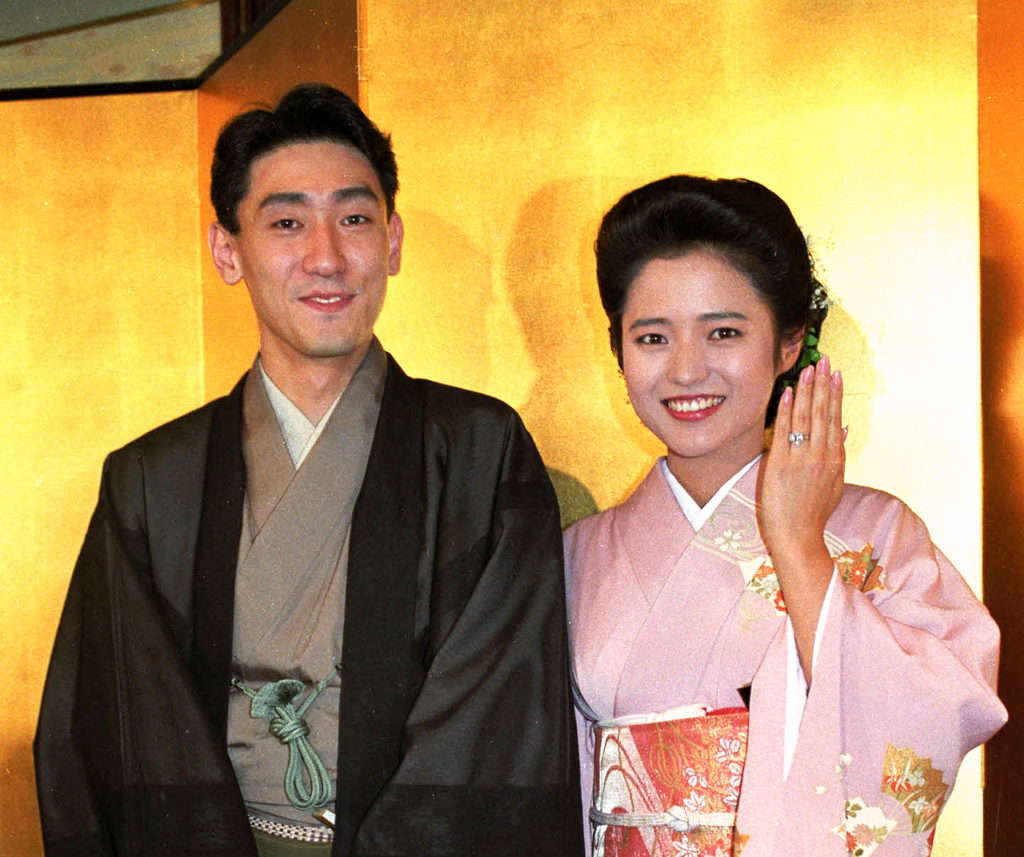 91年6月、婚約発表を行う中村橋之助（八代目中村芝翫）（左）と三田寛子