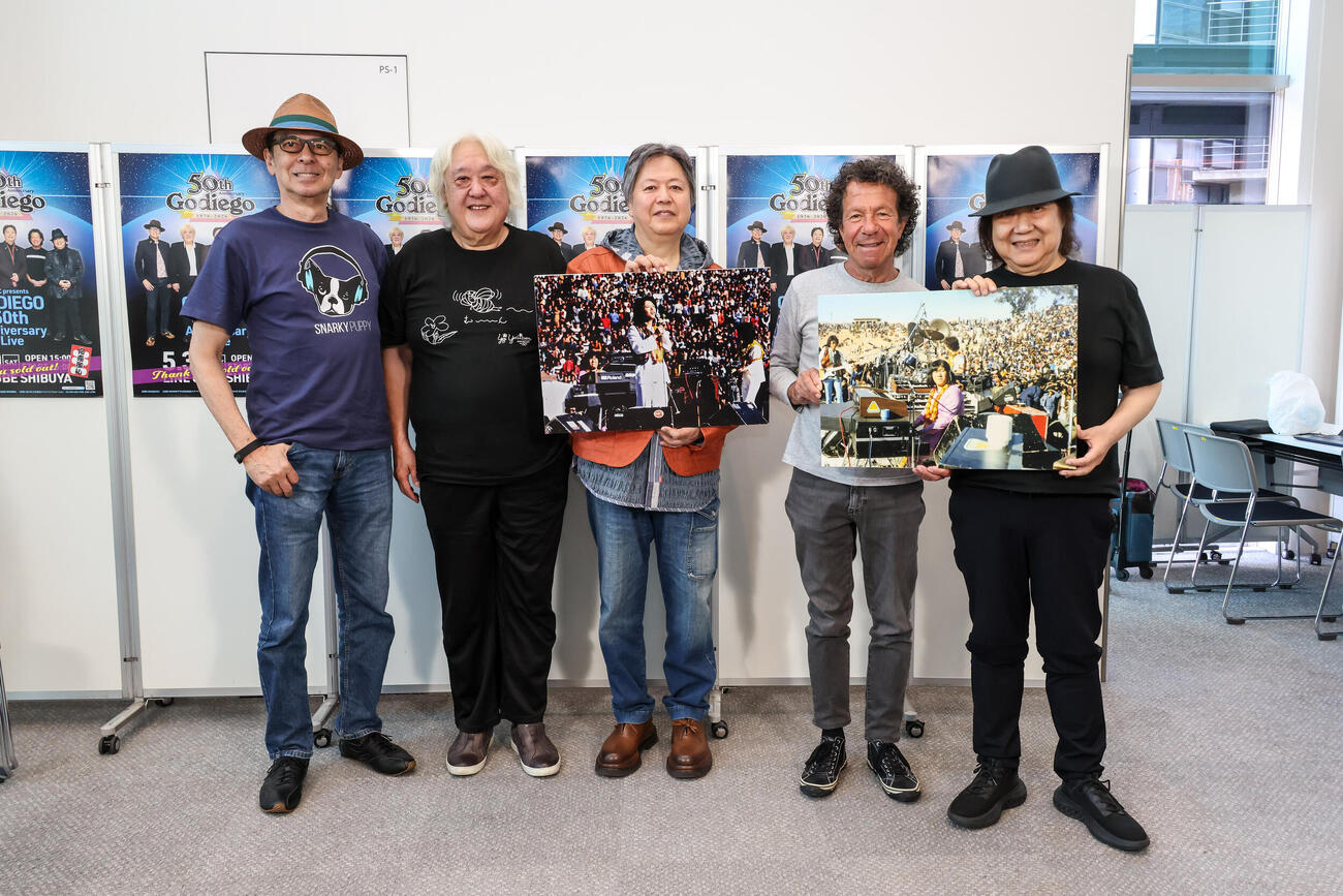 ステージ前に46年前のネパール公演の写真を持って会見したゴダイゴの面あーたち。左からスティーブ・フォックス、宮澤洋治、タケカワユキヒデ、トミー・スナイダー、ミッキー吉野