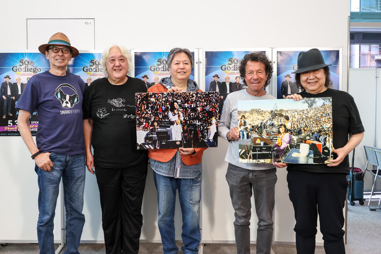 ステージ前に46年前のネパール公演の写真を持って会見したゴダイゴの面あーたち。左からスティーブ・フォックス、宮澤洋治、タケカワユキヒデ、トミー・スナイダー、ミッキー吉野