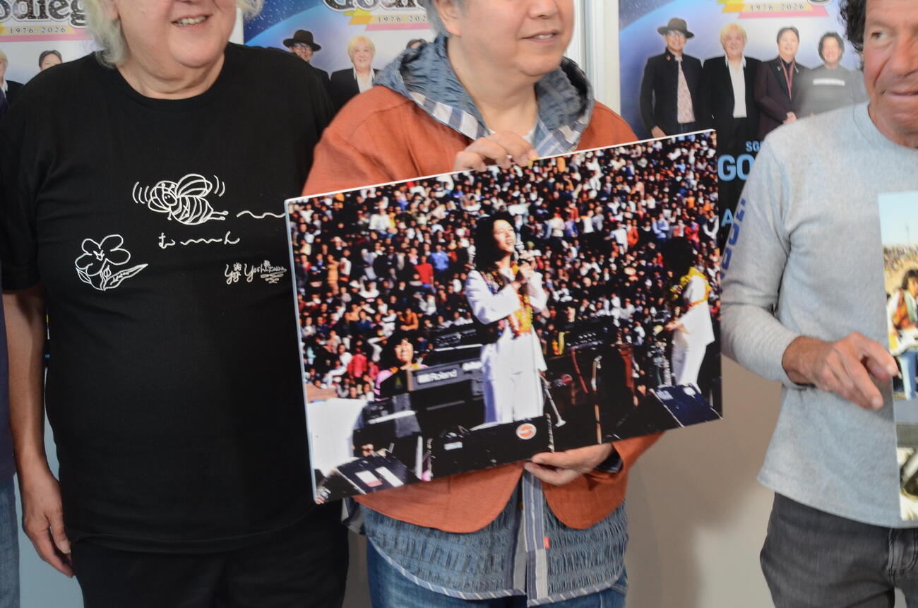 ゴダイゴのメンバーは。1980年のネパール・カトマンズ公演の写真を持って、ライブ前に会見したゴダイゴのンバー。左からスティーブ・フォックス、吉澤洋治、タケカワユキヒデ、トミー・スナイダー、ミッキー吉野