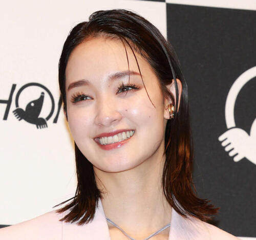 剛力彩芽、オフショット公開「透明感ありすぎ」「金髪似合ってる」「妖精さんですな」
