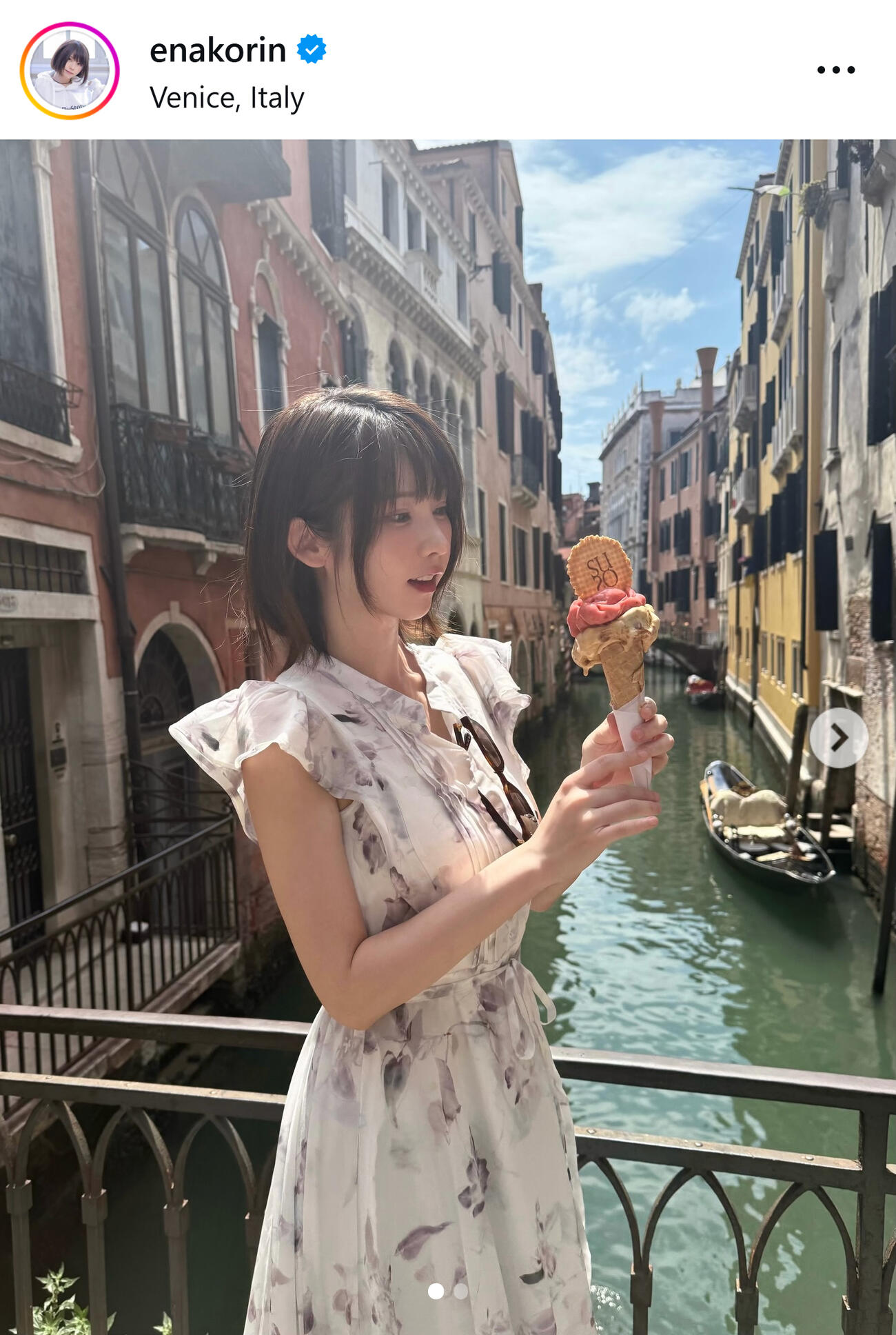 ベネチアでジェラートを手にするえなこ（えなこのインスタグラムから）