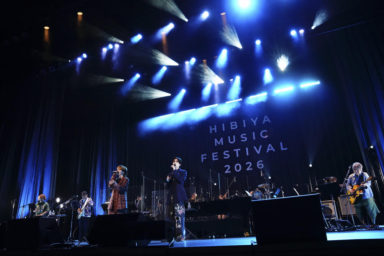日比谷音楽祭2026「Hibiya Dream Session1」で歌唱する中島颯太（左）と吉野北人