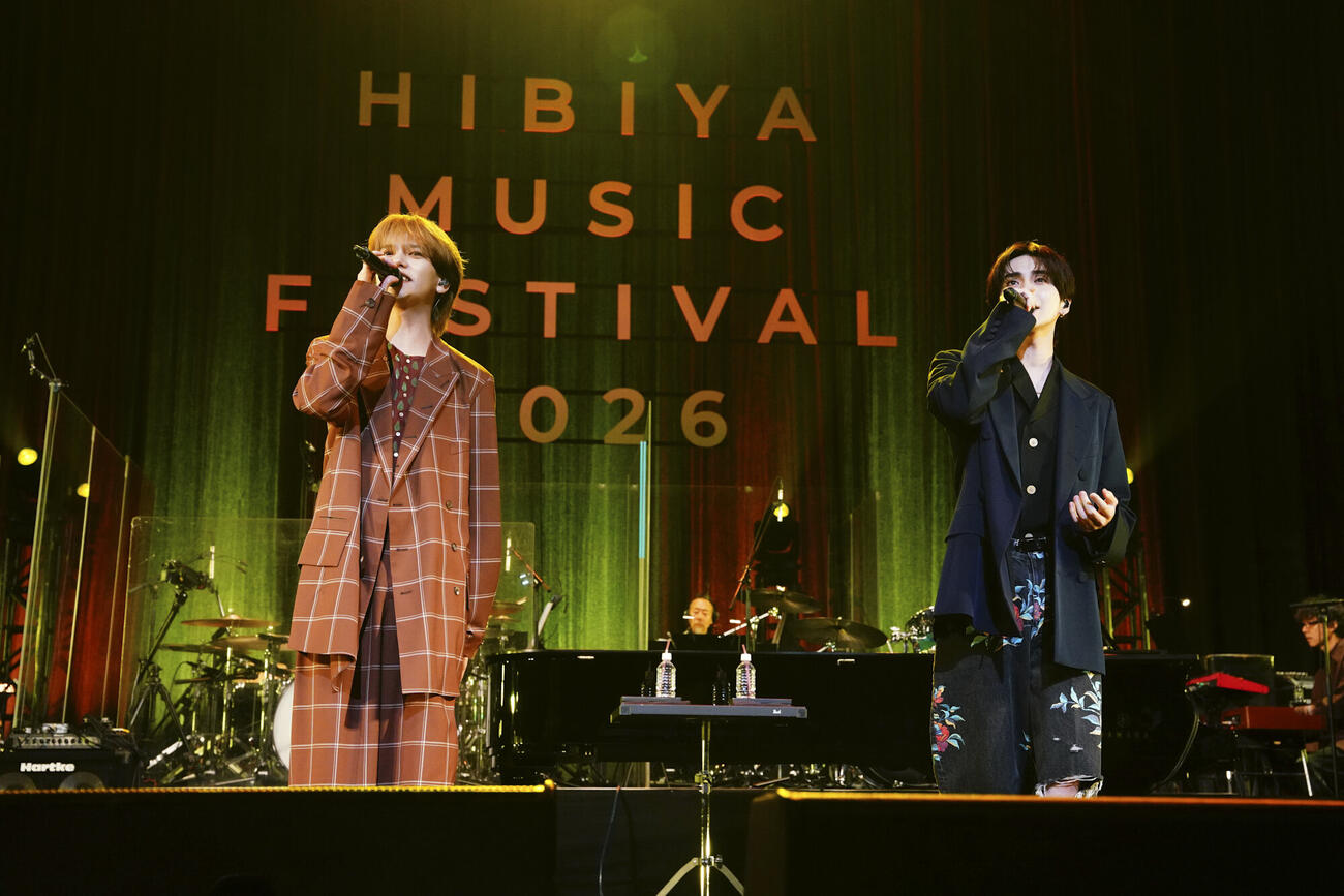 日比谷音楽祭2026「Hibiya Dream Session1」で歌唱する中島颯太（左）と吉野北人