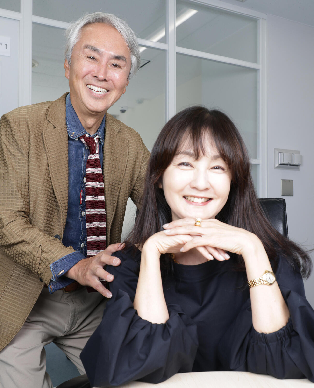 仲むつまじく記念撮影する石原伸晃、里紗夫妻（撮影・中島郁夫）