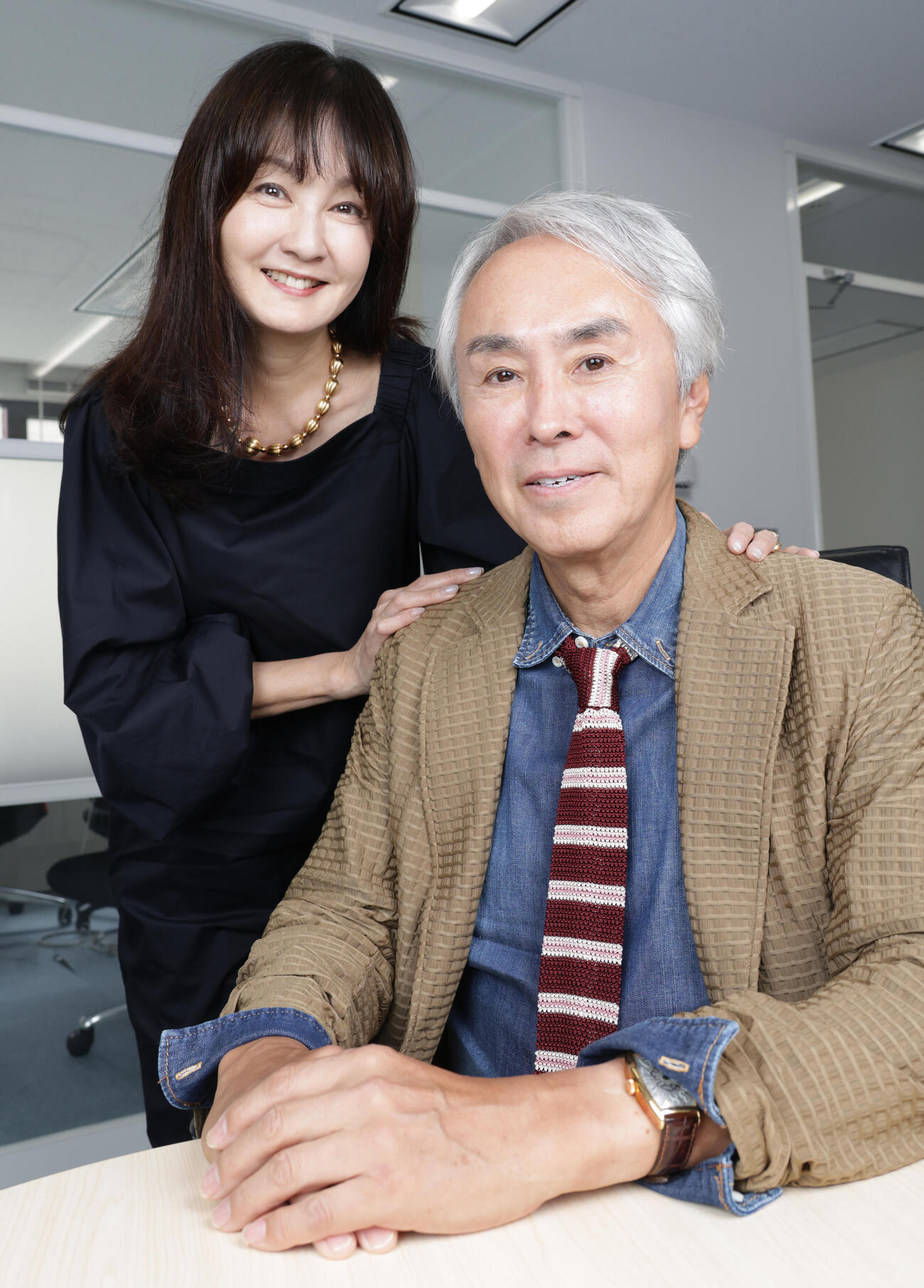 石原伸晃氏（右）と仲むつまじく記念撮影する夫人の里紗さん（撮影・中島郁夫）