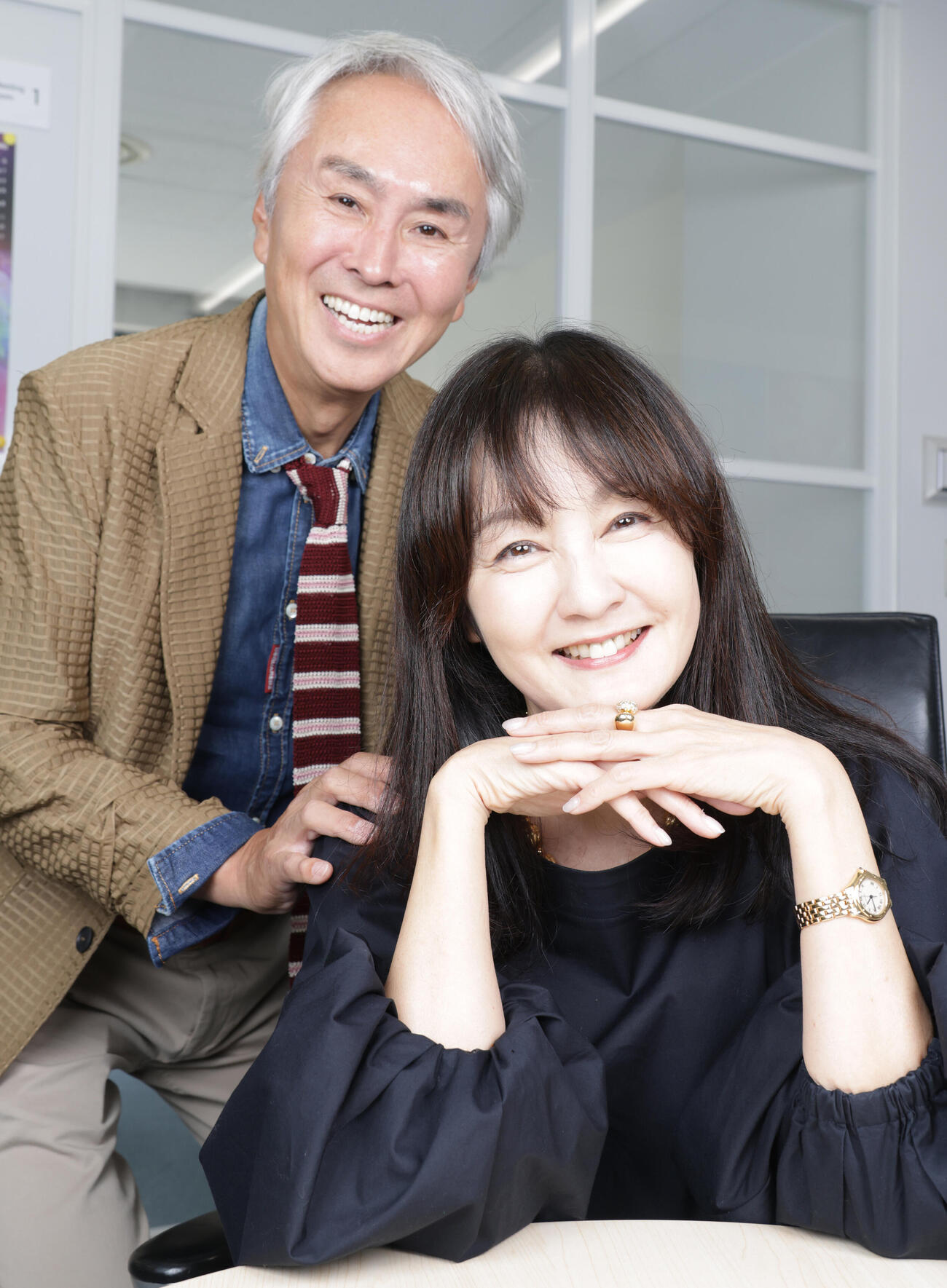 仲むつまじく写真に納まる石原伸晃（左）、里紗夫妻（撮影・中島郁夫）