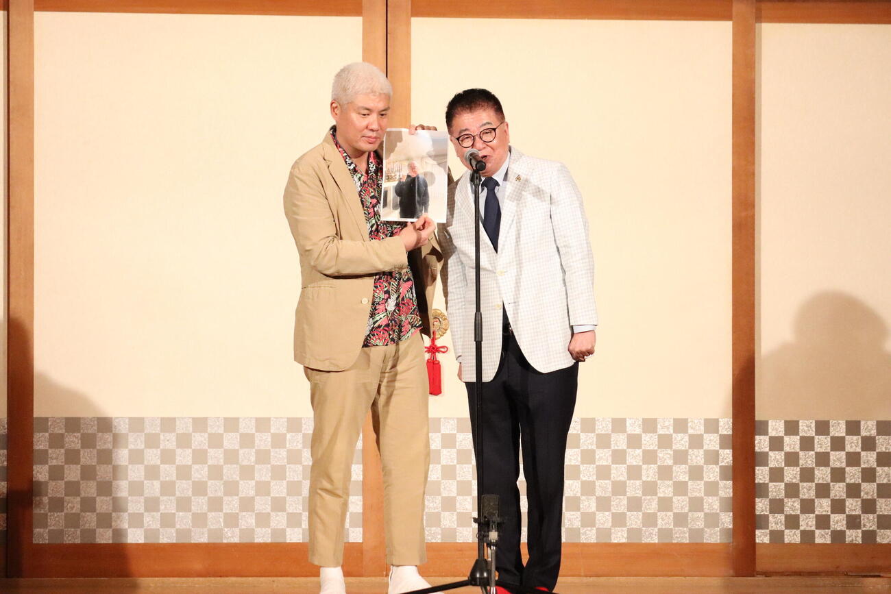 ファミリー寄席で親子漫談を披露した生島ヒロシ（右）と生島勇輝