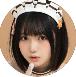 “コスプレ界の赤い彗星”グラドル「めくるのとか、ずるいよ」チラリ美谷間に「天使のボディ」