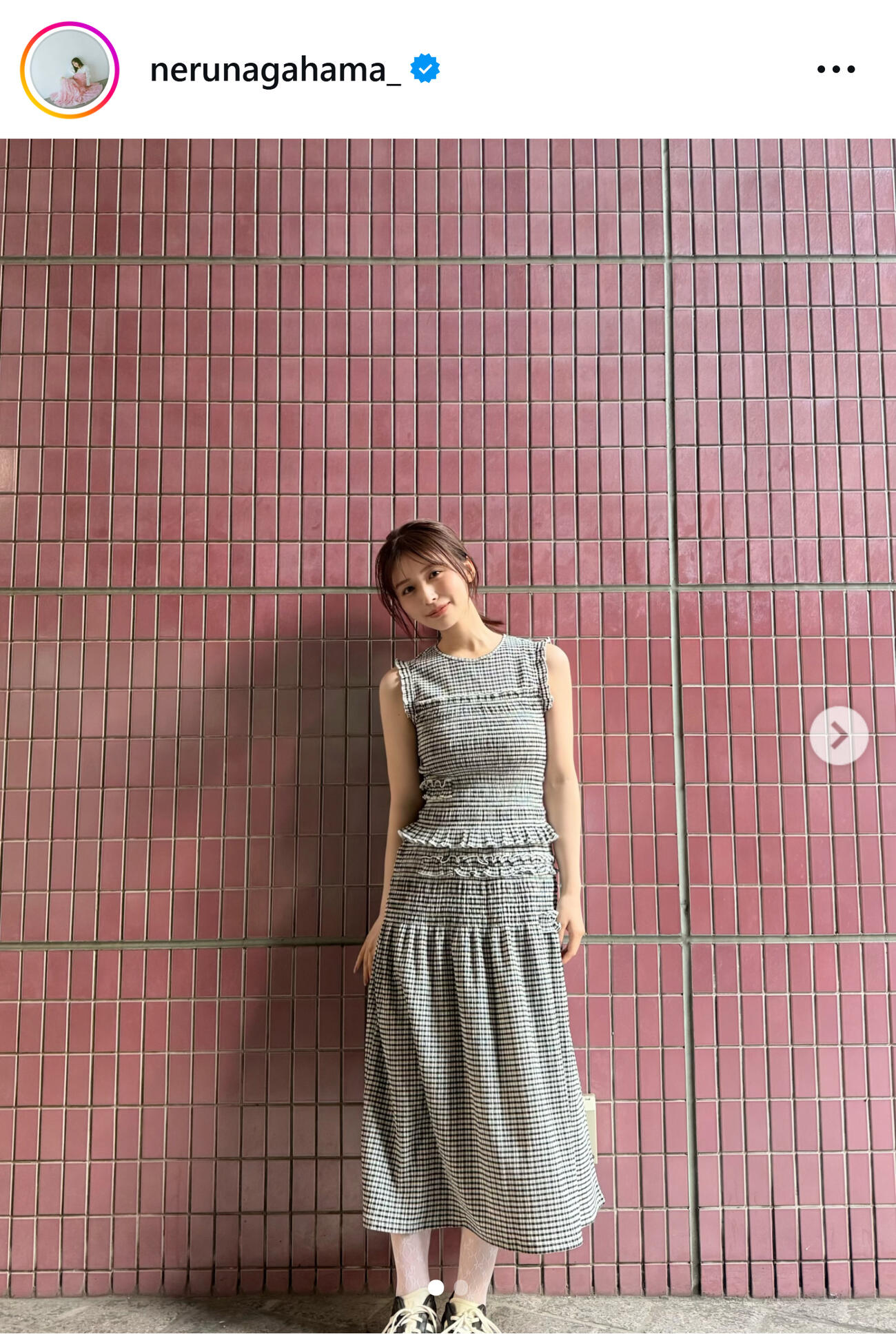 ボディーラインくっきりワンピース姿（長濱ねるのインスタグラムから）