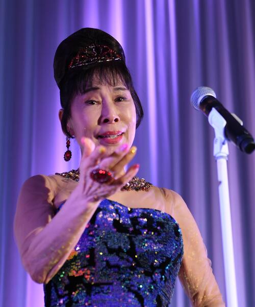 原田悠里、金髪ウィッグで宣言「とんがって生きます」45周年記念ディナーショー