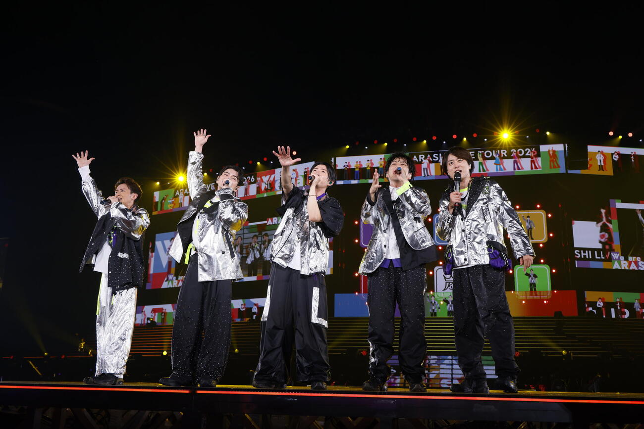 「ARASHI LIVE TOUR 2026　『We are ARASHI』」でパフォーマンスする嵐
