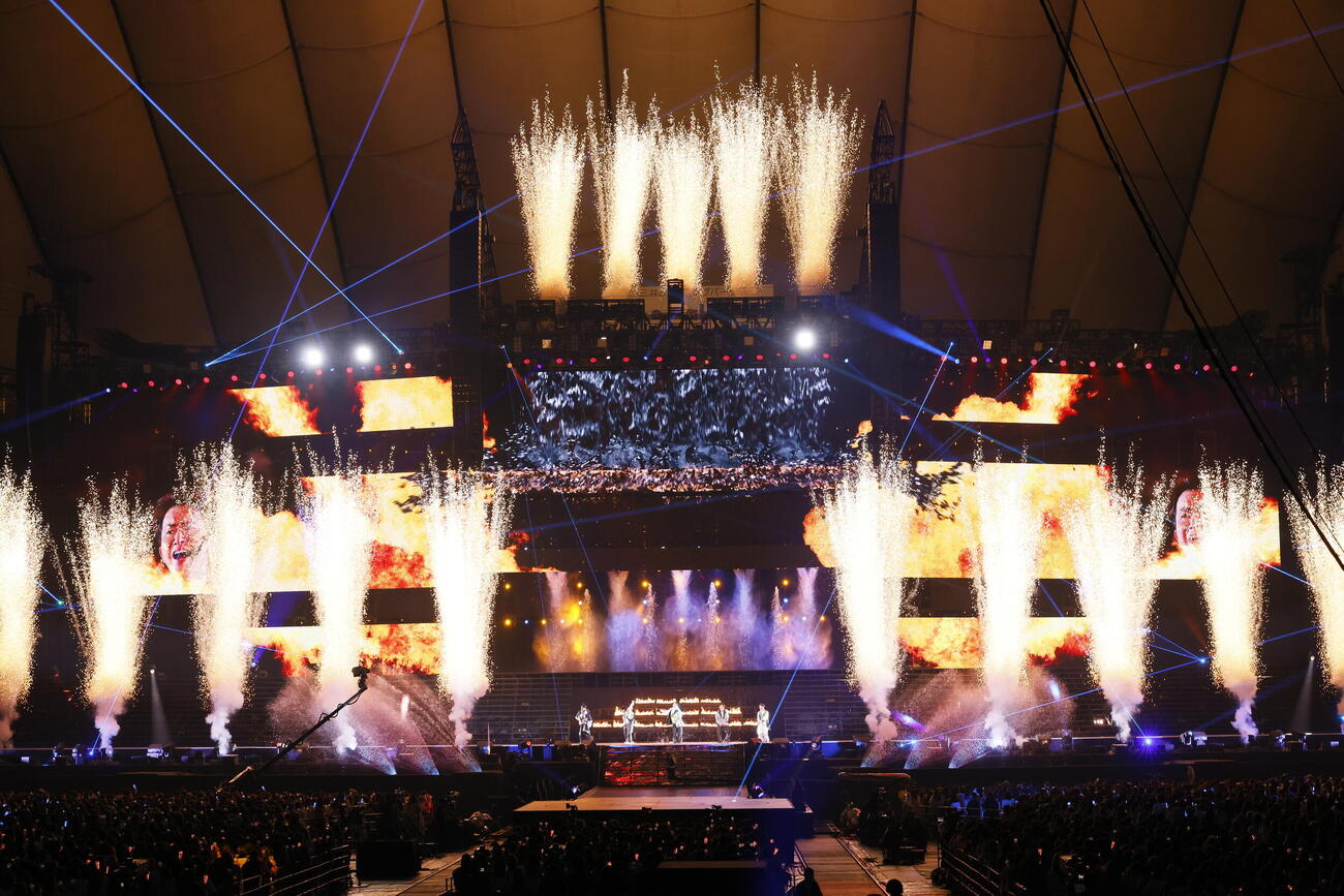 「ARASHI LIVE TOUR 2026　『We are ARASHI』」でパフォーマンスする嵐