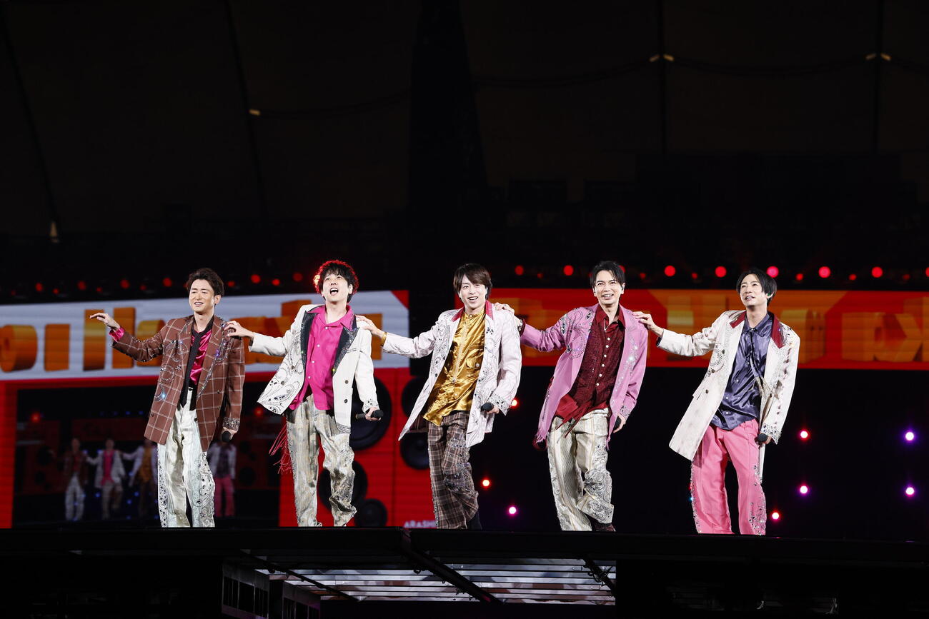 「ARASHI LIVE TOUR 2026　『We are ARASHI』」でパフォーマンスする嵐