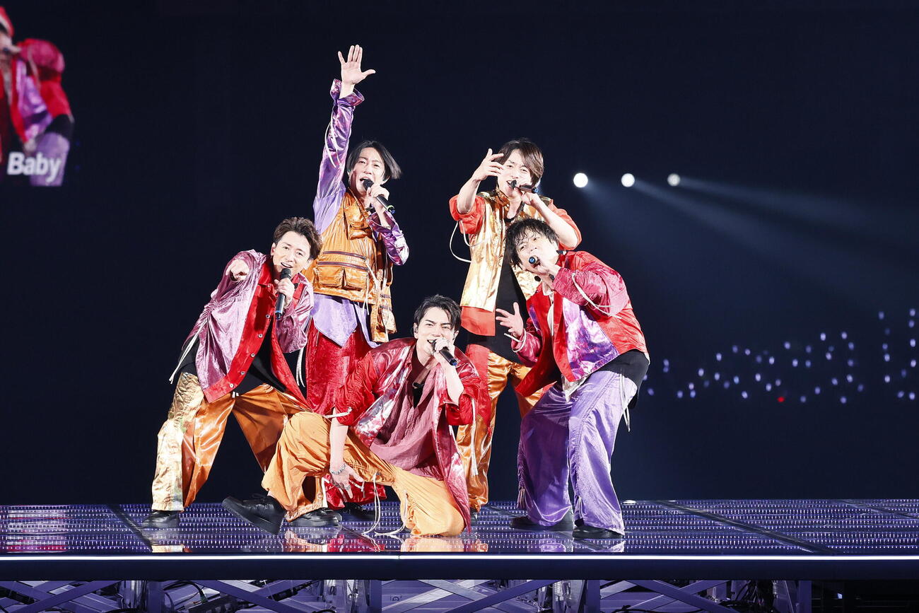 「ARASHI LIVE TOUR 2026　『We are ARASHI』」でパフォーマンスする嵐