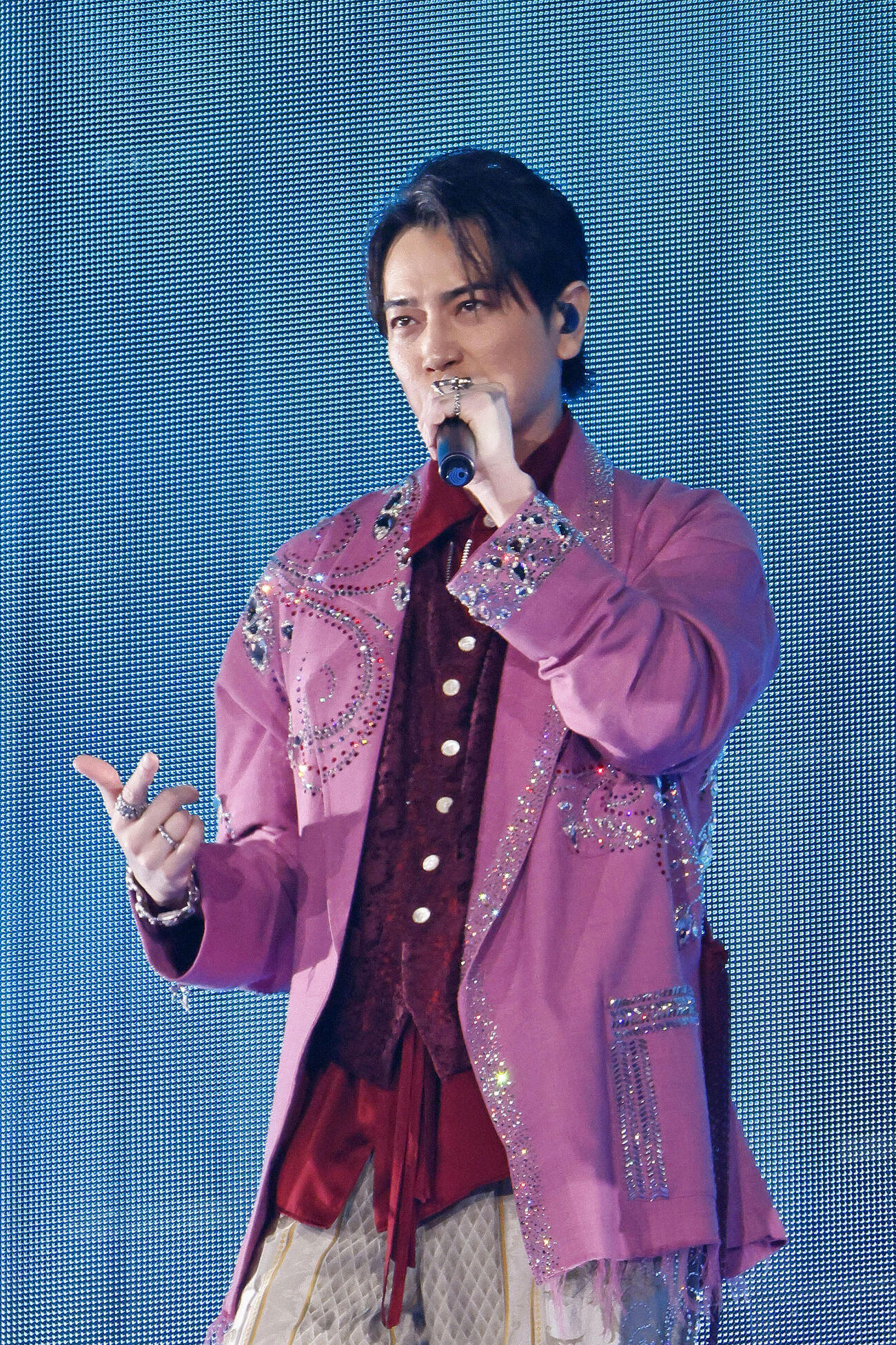 最終公演のステージで歌う松本潤さん（共同）