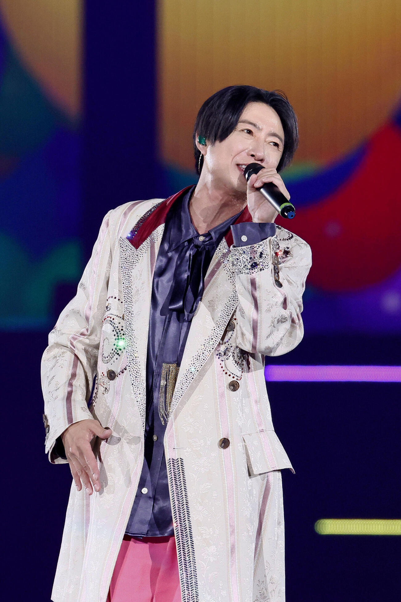 ステージに立つ相葉雅紀さん（共同）