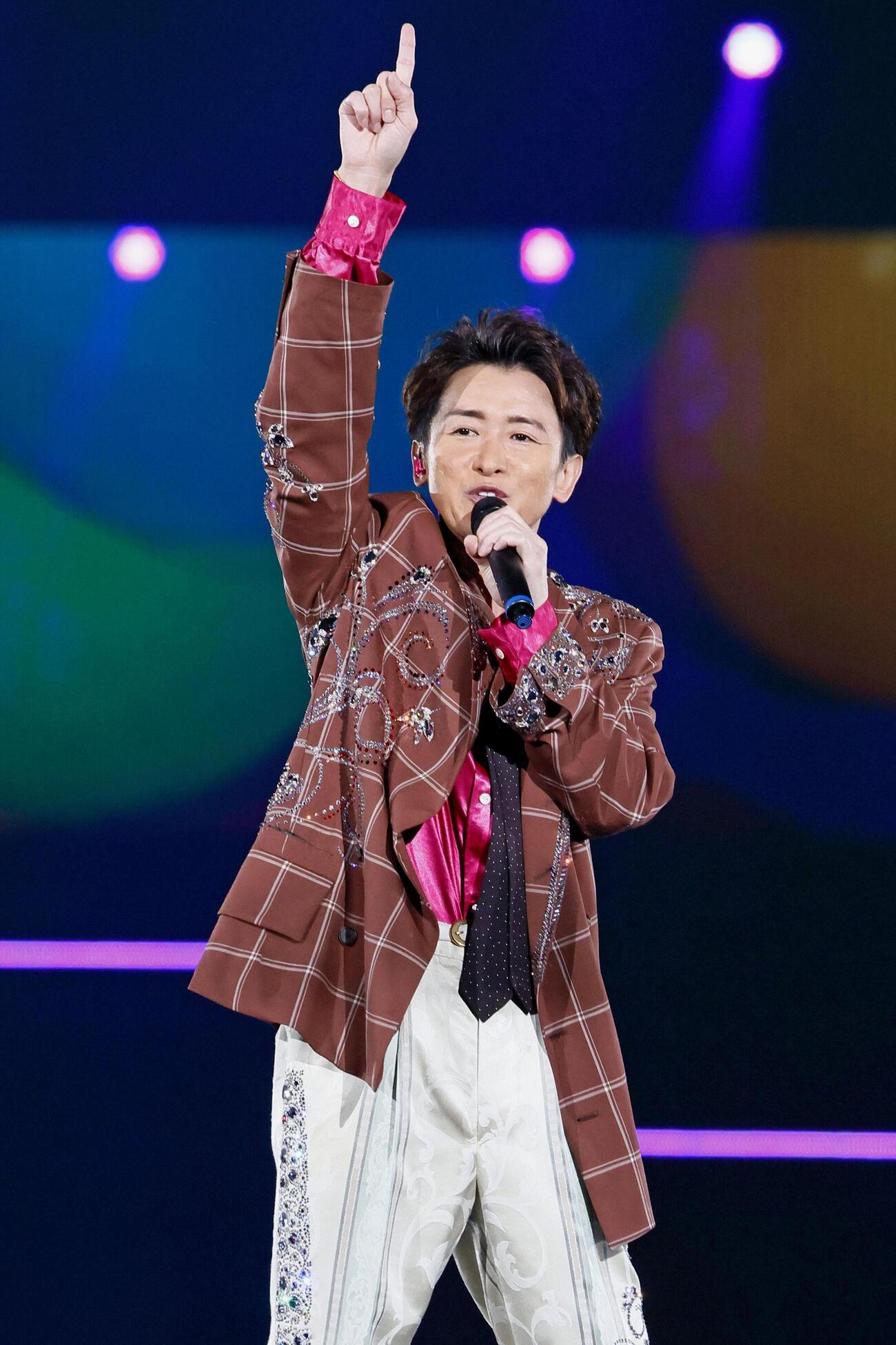 最終公演のステージで歌う大野智さん（共同）